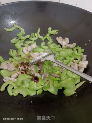 苦瓜炒肉的做法步骤：4
