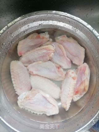 红烧鸡翅的做法步骤：1
