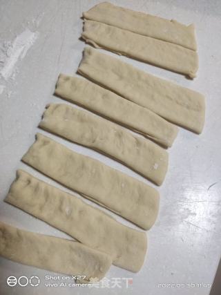 炸油条的做法步骤：3