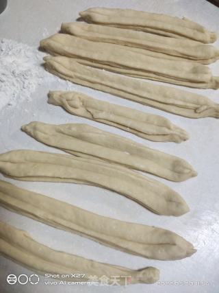 炸油条的做法步骤：6