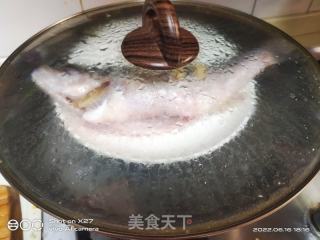 家常清蒸鲈鱼的做法步骤：2