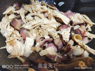腊肉炒腐竹的做法步骤：4