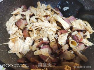 腊肉炒腐竹的做法步骤：5