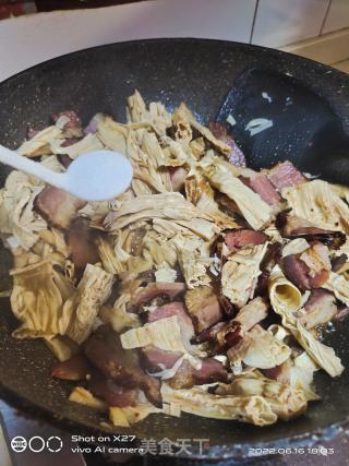 腊肉炒腐竹的做法步骤：6