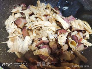 腊肉炒腐竹的做法步骤：7
