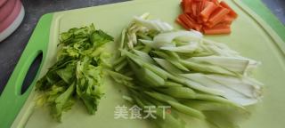 西芹炒牛肉的做法步骤：1