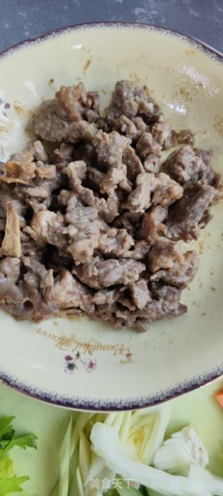 西芹炒牛肉的做法步骤：2