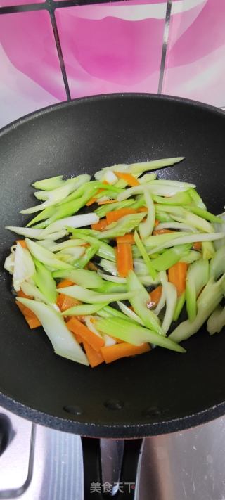 西芹炒牛肉的做法步骤：4