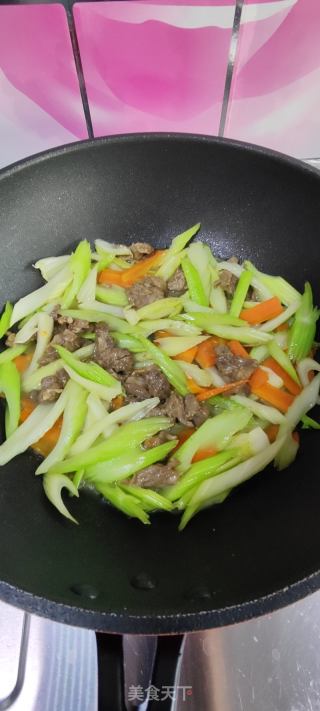 西芹炒牛肉的做法步骤：5