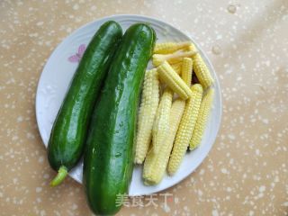 玉米笋炒黄瓜的做法步骤：1