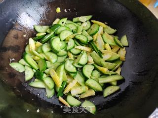 玉米笋炒黄瓜的做法步骤：3