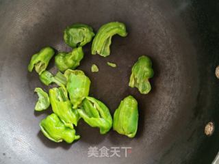 灯笼椒黄金皮蛋的做法步骤：2