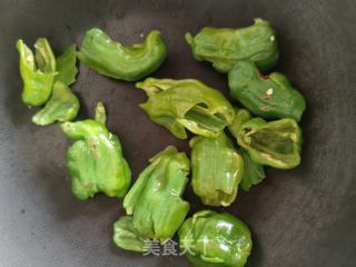 灯笼椒黄金皮蛋的做法步骤：3