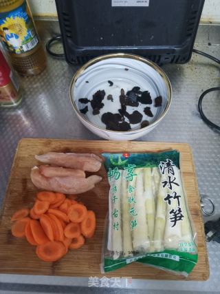 竹笋炒鸡片的做法步骤：1