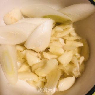 酱焖鲢鱼尾的做法步骤：3