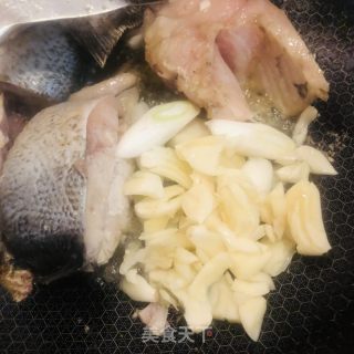 酱焖鲢鱼尾的做法步骤：7