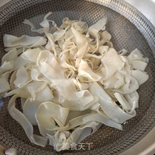 回锅肉炒笋干的做法步骤：1