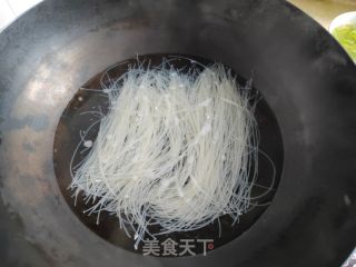 四季豆鸡蛋炒米面的做法步骤：1