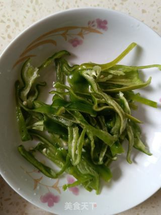 青椒炒腊肉的做法步骤：1