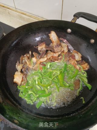 青椒炒腊肉的做法步骤：5