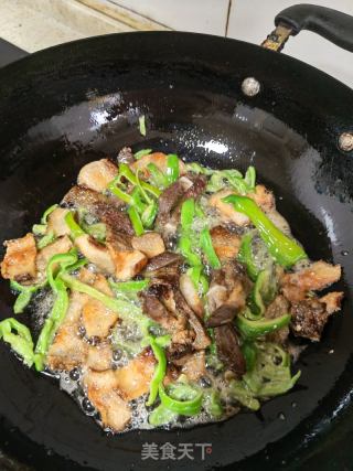 青椒炒腊肉的做法步骤：6