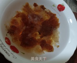 木瓜桃胶皂角米炖牛奶的做法步骤：1