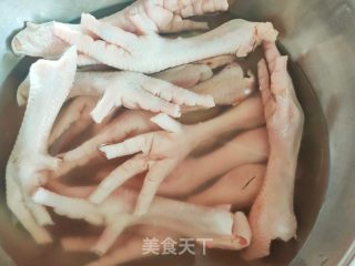 酸辣柠檬鸡爪的做法步骤：1