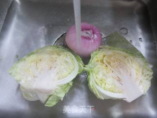 洋葱炒牛心菜的做法步骤：2