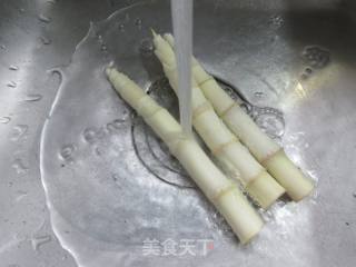 鞭笋炒棱角丝瓜的做法步骤：2
