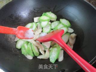 鞭笋炒棱角丝瓜的做法步骤：9