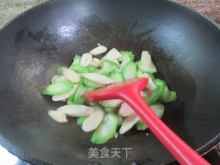 鞭笋炒棱角丝瓜的做法步骤：10