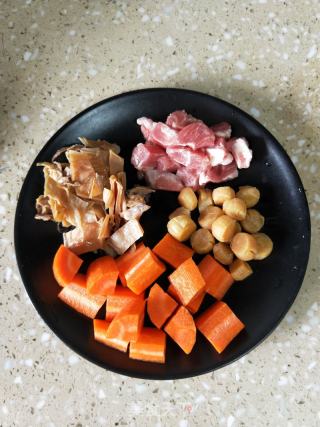 瘦肉瑶柱墨鱼汤的做法步骤：1