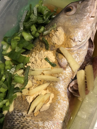 大黄鱼炖粉条的做法步骤：2