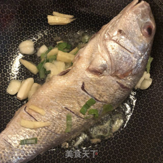 大黄鱼炖粉条的做法步骤：4