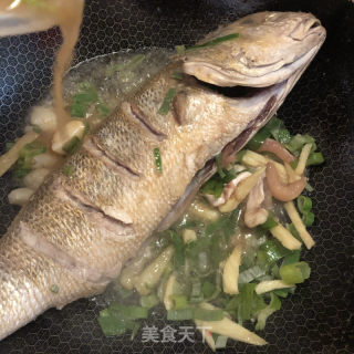 大黄鱼炖粉条的做法步骤：6