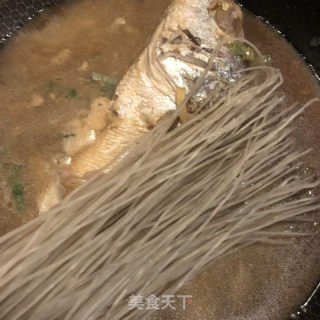 大黄鱼炖粉条的做法步骤：11