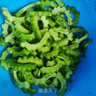 苦瓜炒牛肉的做法步骤：1