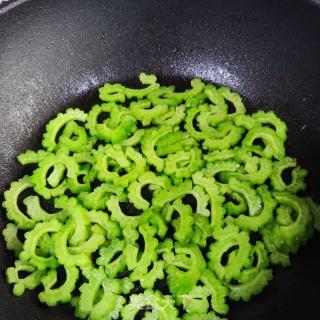苦瓜炒牛肉的做法步骤：3