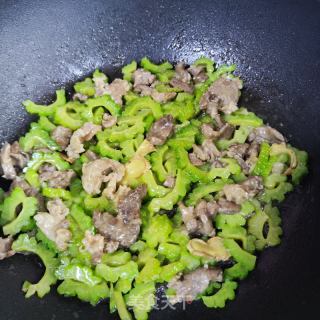 苦瓜炒牛肉的做法步骤：4
