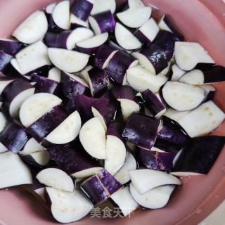 毛豆米烧茄子的做法步骤：1