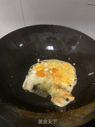 青椒火腿炒鸡蛋的做法步骤：2