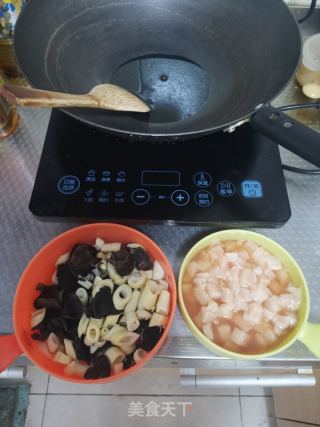 竹笋炒鸡丁的做法步骤：2
