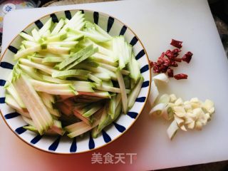 酸辣西葫芦丝的做法步骤：1