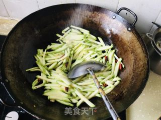酸辣西葫芦丝的做法步骤：4