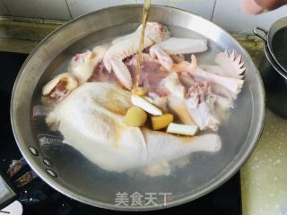 玉米胡萝卜炖土鸡的做法步骤：1