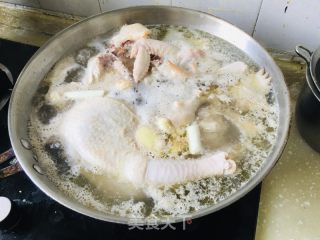 玉米胡萝卜炖土鸡的做法步骤：2