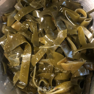 丸子肉片海带汤的做法步骤：1