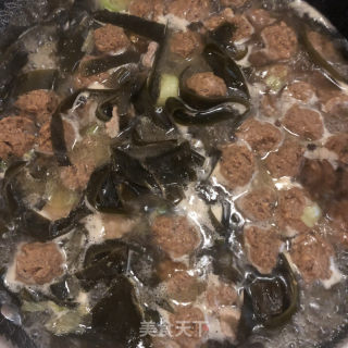 丸子肉片海带汤的做法步骤：5