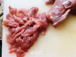 莲花白木耳过油肉的做法步骤：3
