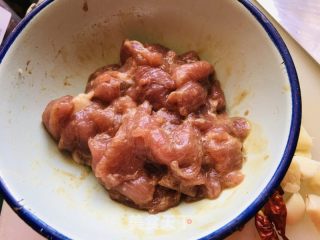 莲花白木耳过油肉的做法步骤：4